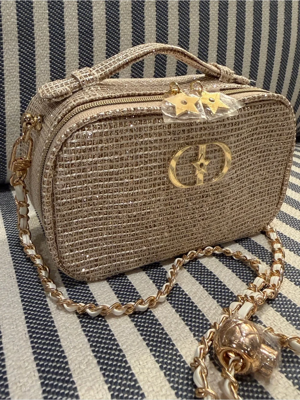 DIOR Beauty”CD” Gold 🏆 Metallic Vanity Case with Top Handle. c/w Chain Strap🏆❤️